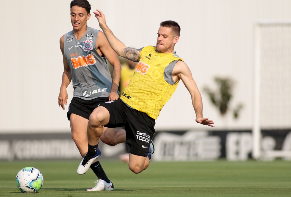 Ramiro participa do treino da tarde desta segunda-feira no CT Joaquim Grava