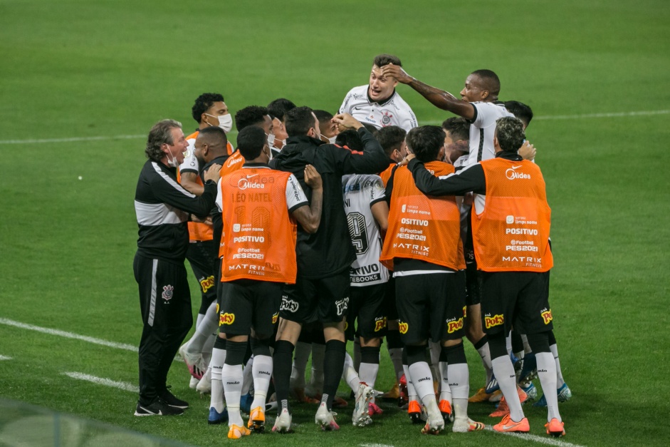 Elenco do Timão comemorando gol de Otero, contra o Bahia, na Neo Química Arena