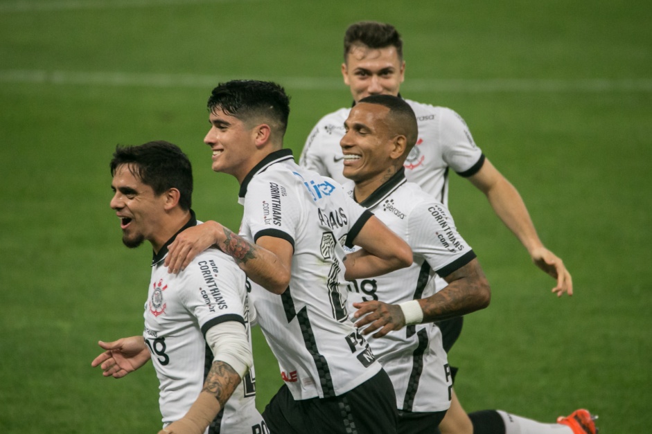 Fagner, Araos, Otero e Piton comemorando gol do venezuelano, contra o Bahia, na Neo Qumica Arena