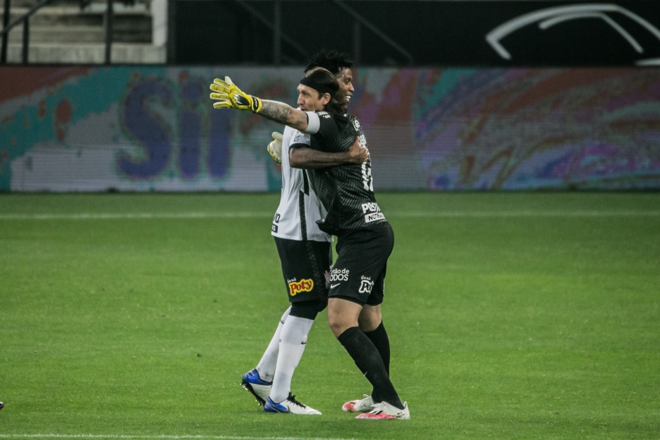 Gil comemora seu gol com Cássio, na Neo Química Arena