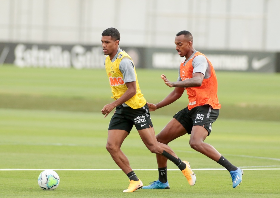 Jogadores da base no treino de hoje do Corinthians