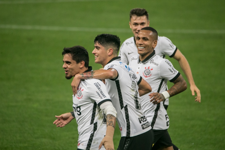 Jogadores do Corinthians comemoram gol de Otero, contra o Bahia, na Neo Química Arena