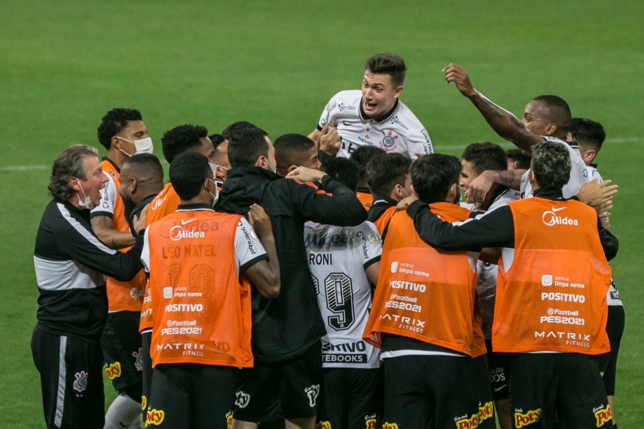Jogadores do Corinthians comemoram o gol de Otero, contra o Bahia, na Neo Química Arena