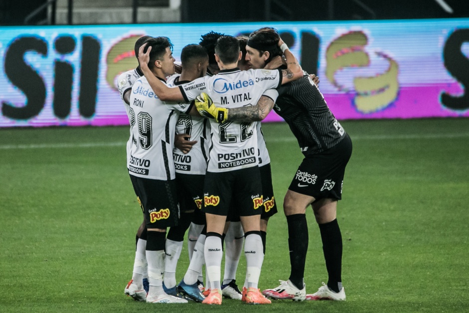 Jogadores do Corinthians comemorando gol do zagueiro Gil, na Neo Química Arena