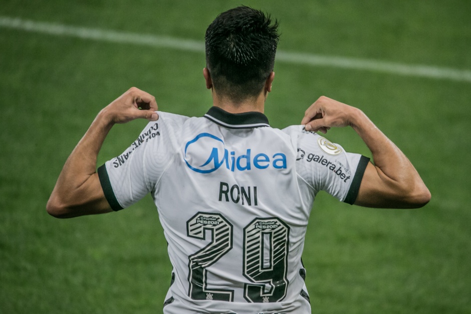 Roni comemorando seu gol contra o Bahia, na Neo Qumica Arena, pelo Campeonato Brasaileiro