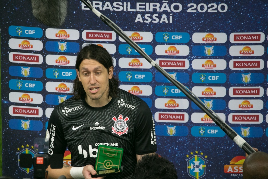Cássio recebe troféu de craque da partida contra o Bahia, na Neo Química Arena