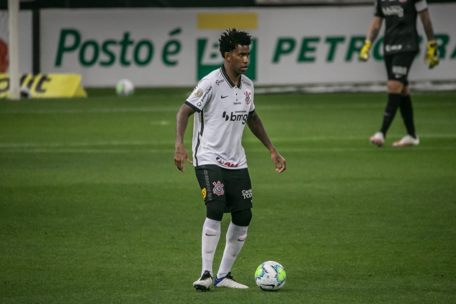 Zagueiro Gil no jogo contra o Bahia, na Neo Qumica Arena, pelo Brasileiro