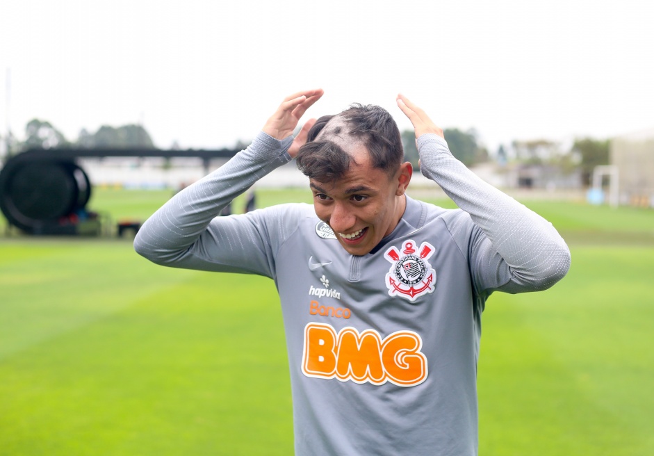 Gustavo Mantuan passou pelo tradicional trote ao ser promovido ao elenco profissional do Corinthians