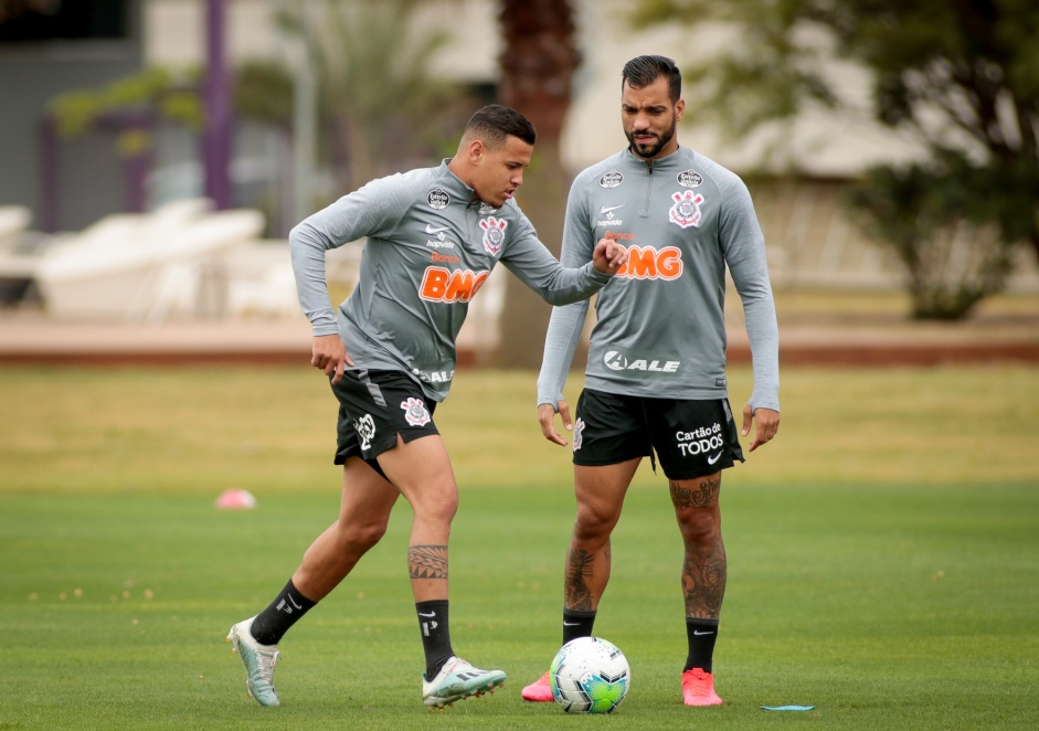 Os laterais Sidcley e Michel no treino do Corinthians desta segunda-feira, no CT Dr. Joaquim Grava