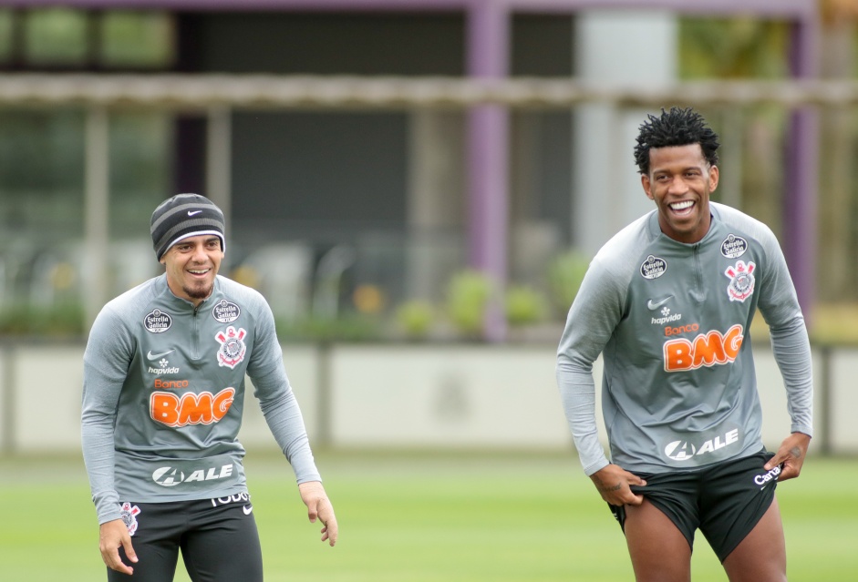 Fagner e Gil no ltimo treino do Corinthians antes do jogo contra o Sport