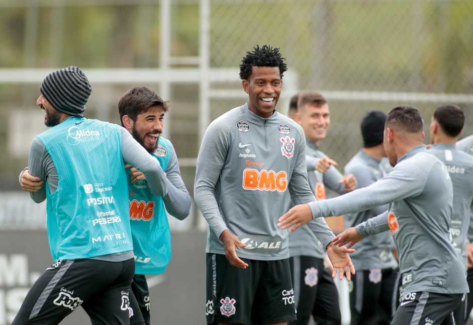 Gil e companheiros no último treino do Corinthians antes do jogo contra o Sport