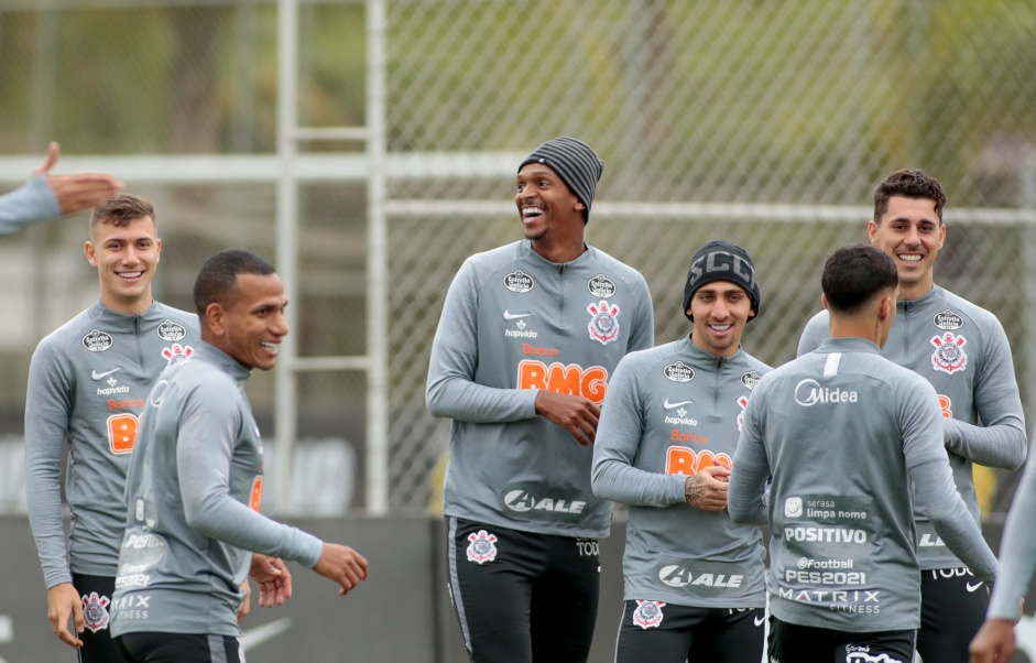 J, Gustavo Silva, Avelar e companheiros no ltimo treino do Corinthians antes do jogo contra o Spor
