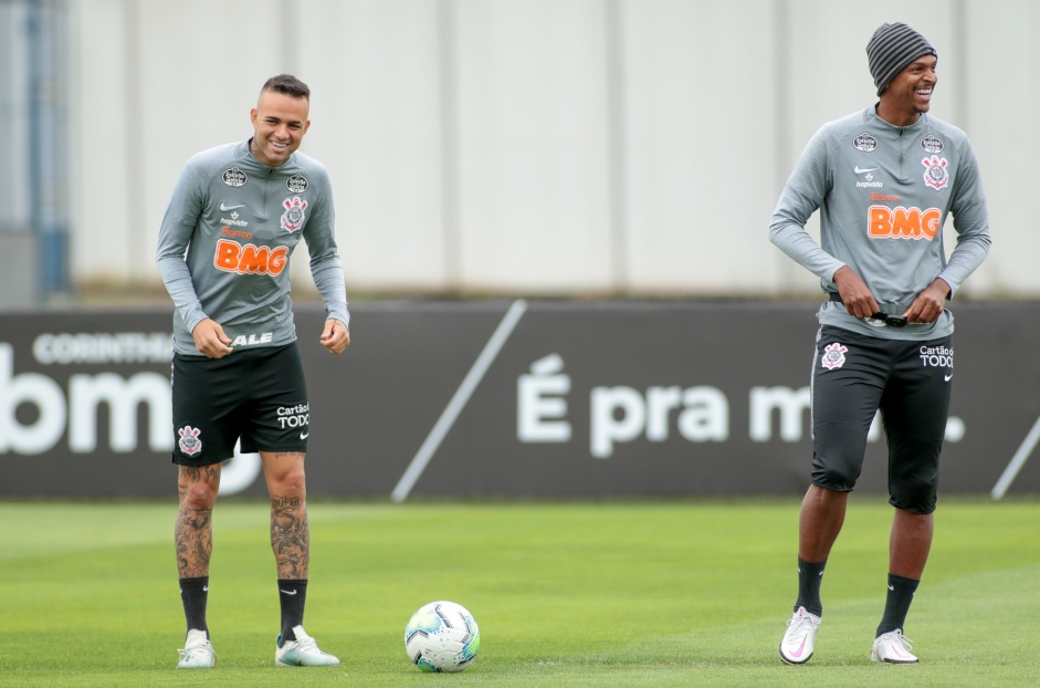 Luan e J no ltimo treino do Corinthians antes do jogo contra o Sport