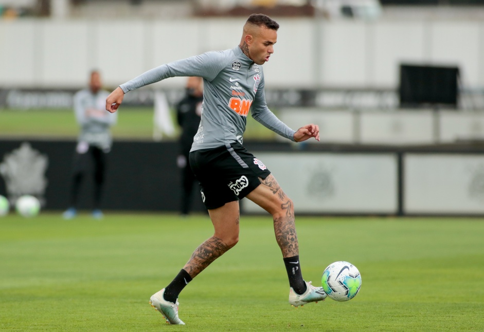 Meia Luan no último treino do Corinthians antes do jogo contra o Sport