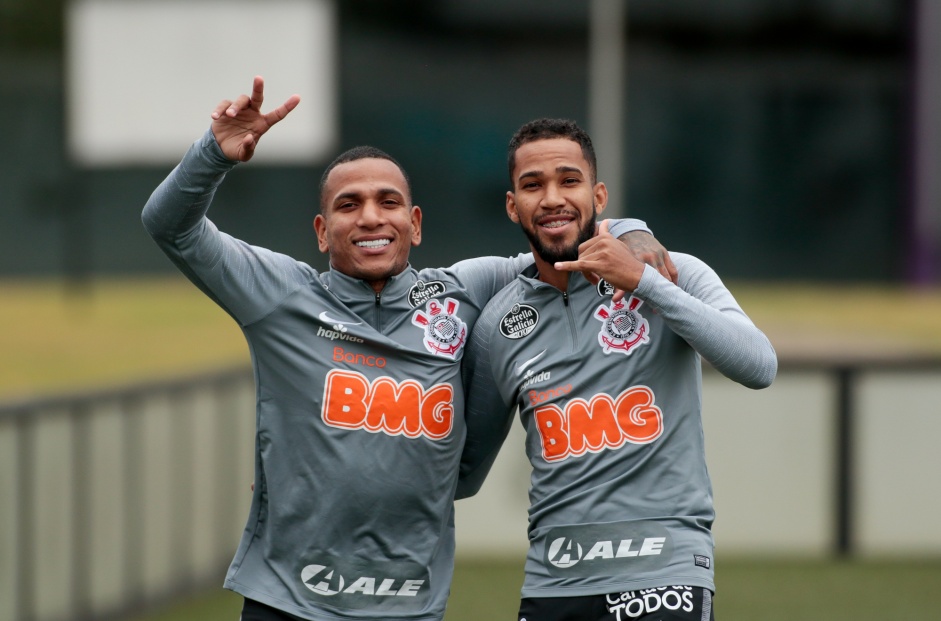Otero e Everaldo no ltimo treino do Corinthians antes do jogo contra o Sport