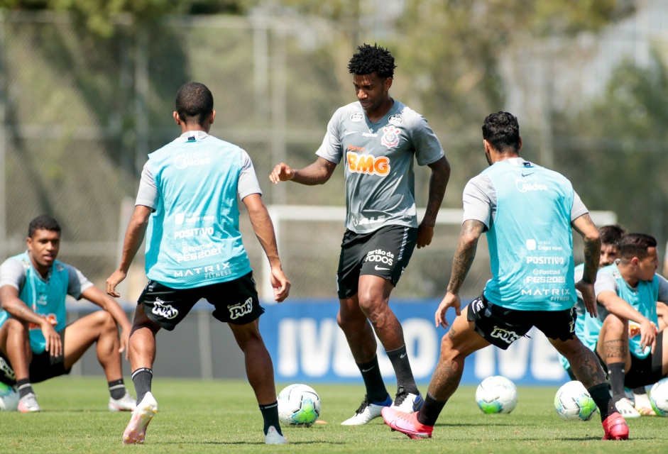 Zagueiro Gil no treino desta sexta-feira no CT Joaquim Grava