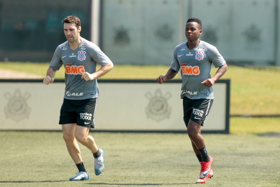 Boselli e Cazares ainda correm atrs de melhor condicionamento fsico no dia a dia do Corinthians