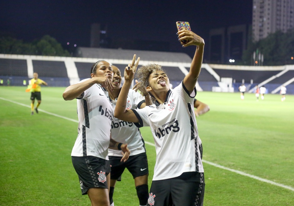 Ingryd e Victria na goleada sobre o Vitria pelo Campeonato Brasileiro Feminino