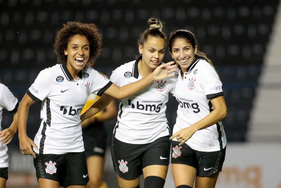 Yasmim, Gabi Portilho e Katiuscia na goleada sobre o Vitria pelo Campeonato Brasileiro Feminino