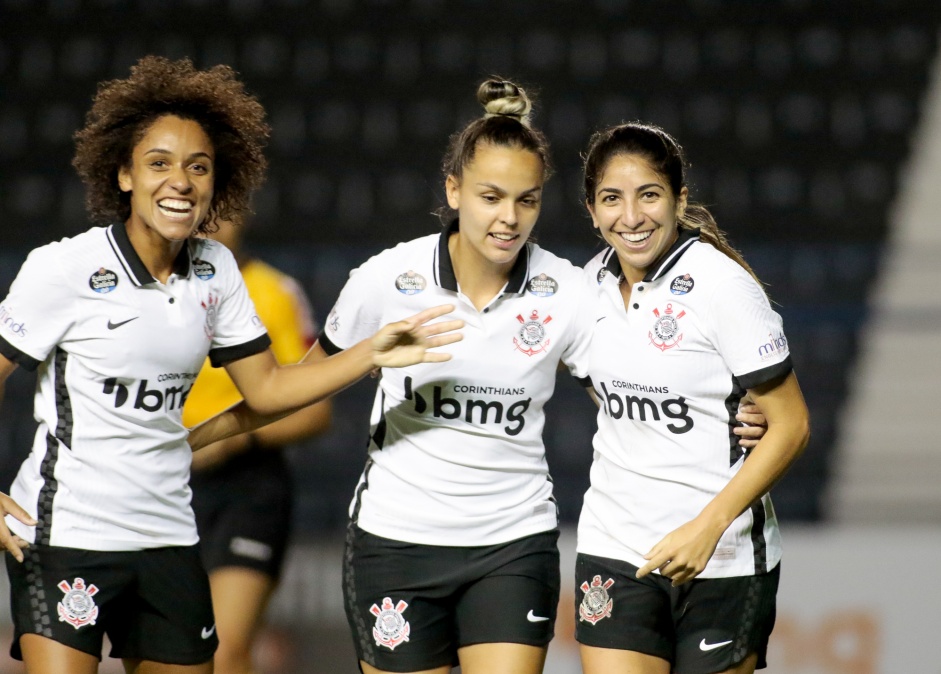 Yasmim, Gabri e Adriana na goleada sobre o Vitria pelo Campeonato Brasileiro Feminino