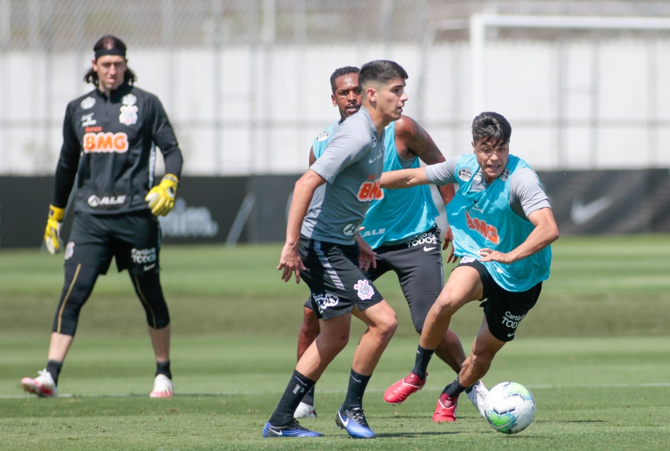 Roni, de colete azul, retorna ao time titular do Corinthians nesta quarta-feira