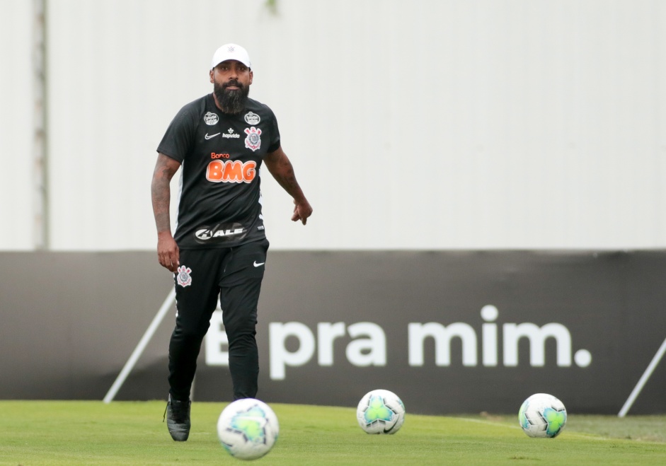 Dyego Coelho tenta conseguir mais pontos para o Corinthians em Bragana