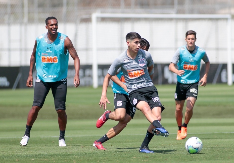 Jô, Araos e Vital no treino preparatório para jogo contra o Atlético-GO