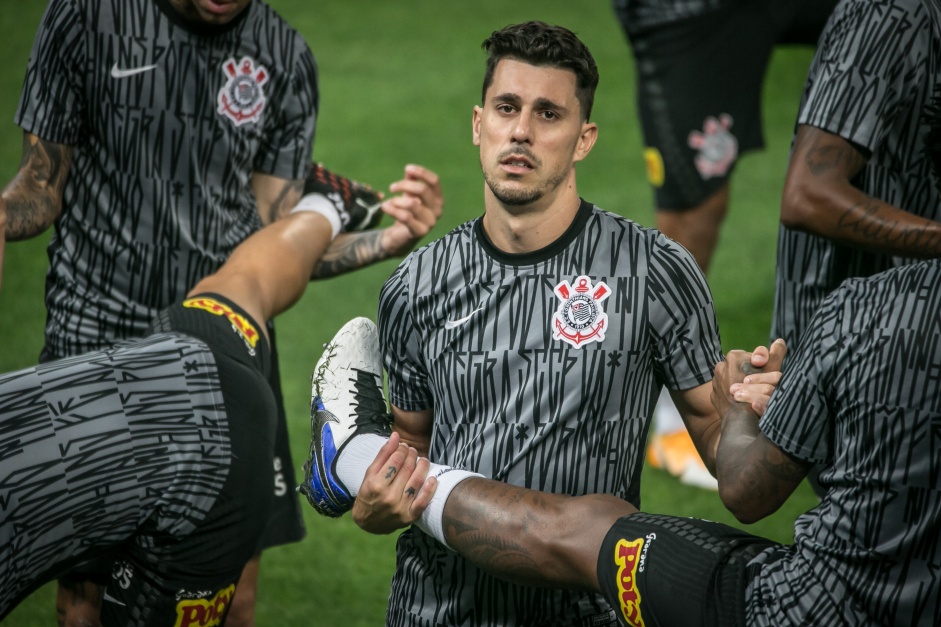 Danilo Avelar no aquecimento para o jogo entre Corinthians e Atltico-GO