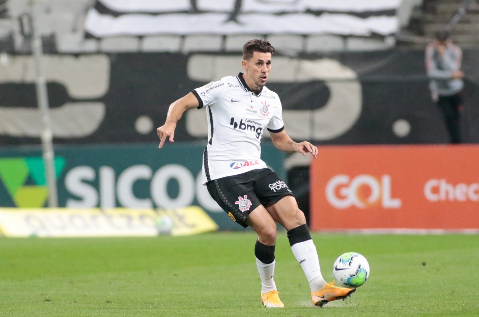 Danilo Avelar em ação contra o Atlético-GO pelo Campeonato Brasileiro