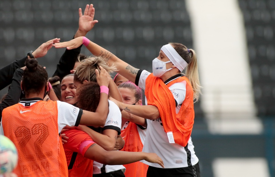 Jogadoras do Corinthians comemorando vitria sobre o So Jos, pelo Brasileiro Feminino