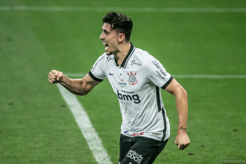 Danilo Avelar comemorando o gol de empate contra o Santos, pelo Brasileiro