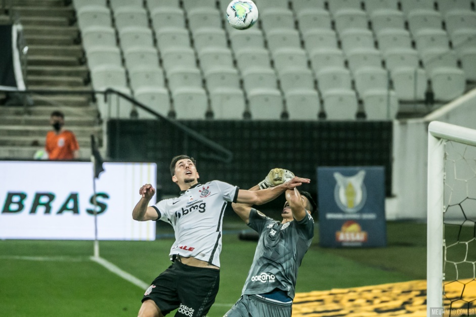 Danilo Avelar no clssico contra o Santos, pelo Campeonato Brasileiro, na Neo Qumica Arena
