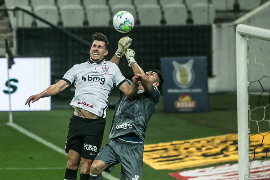 Danilo Avelar no duelo contra o Santos, pelo Brasileiro, na Neo Qumica Arena