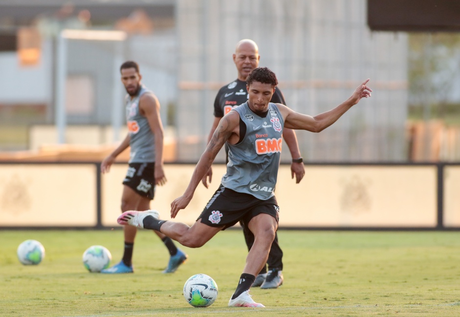 derson no ltimo treino do Corinthians antes do jogo contra o Santos