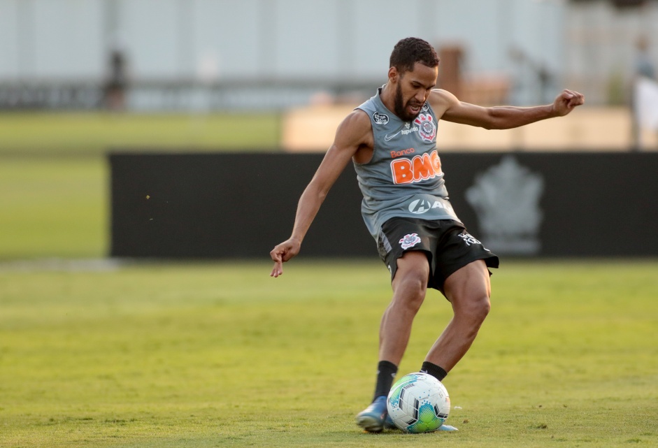 Everaldo no ltimo treino do Corinthians antes do clssico contra o Santos