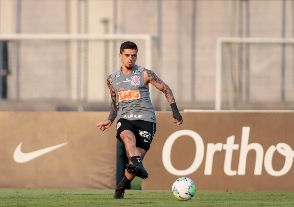 Fagner no ltimo treino do Corinthians antes do jogo contra o Santos