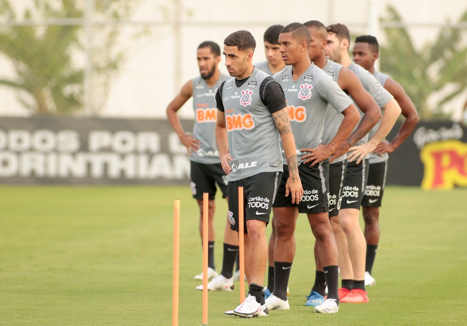 Gabriel e companheiros no primeiro treino do Corinthians sob comando de Vagner Mancini