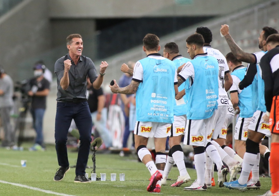 Mancini e elenco comemoram vitria do Corinthians sobre o Athletico-PR