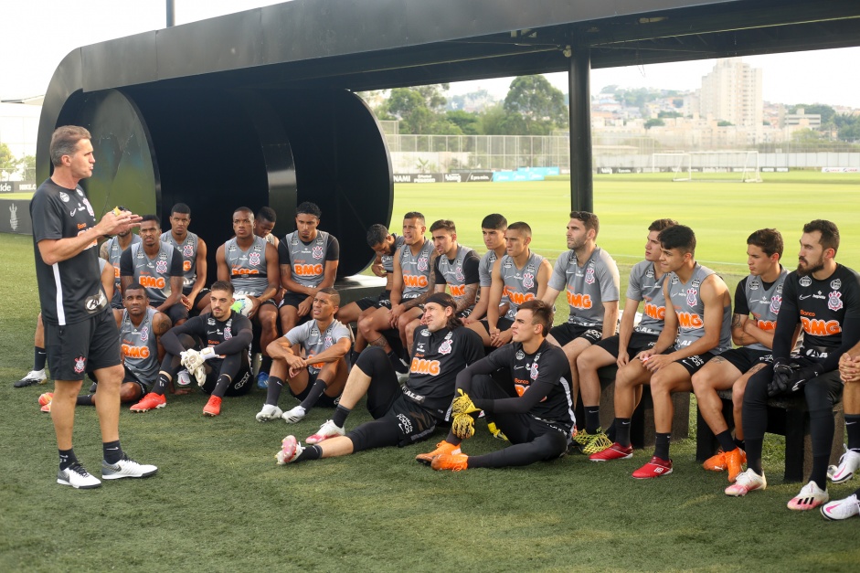 Mancini palestra para o elenco em seu primeiro dia como treinador do Corinthians