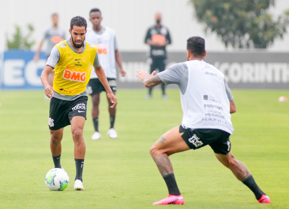 Everaldo na atividade da manhã desta quinta-feira no CT Dr. Joaquim Grava