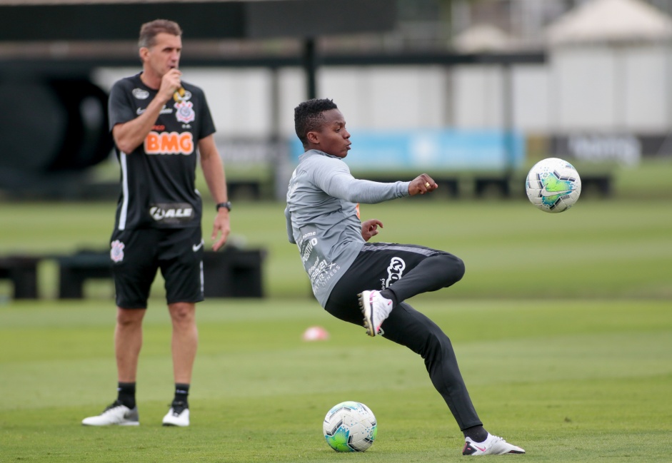 Cazares e Mancini no ltimo treino do Corinthians antes do duelo contra o Flamengo