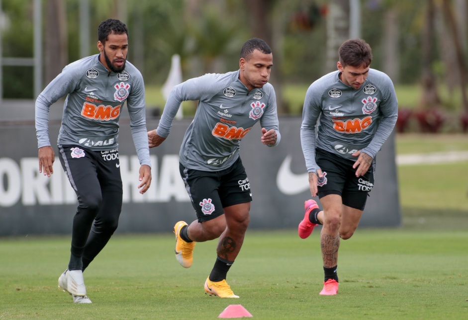 Everaldo, Otero e Gustavo Silva no ltimo treino do Corinthians antes do duelo contra o Flamengo