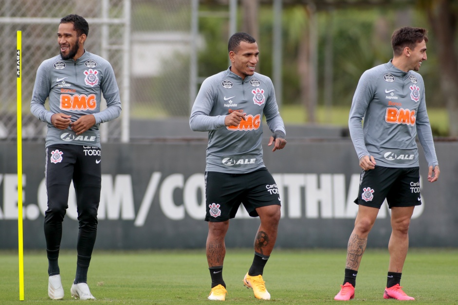 Everaldo, Otero e Gustavo Silva no último treino do Corinthians antes do jogo contra o Flamengo