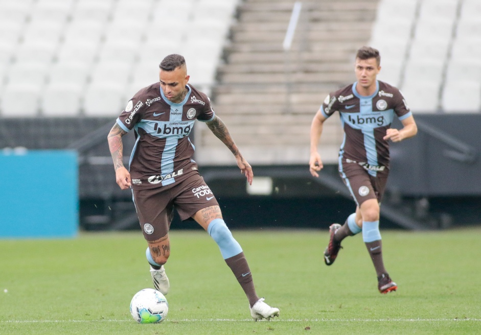 Luan no jogo contra o Flamengo, na Neo Qumica Arena