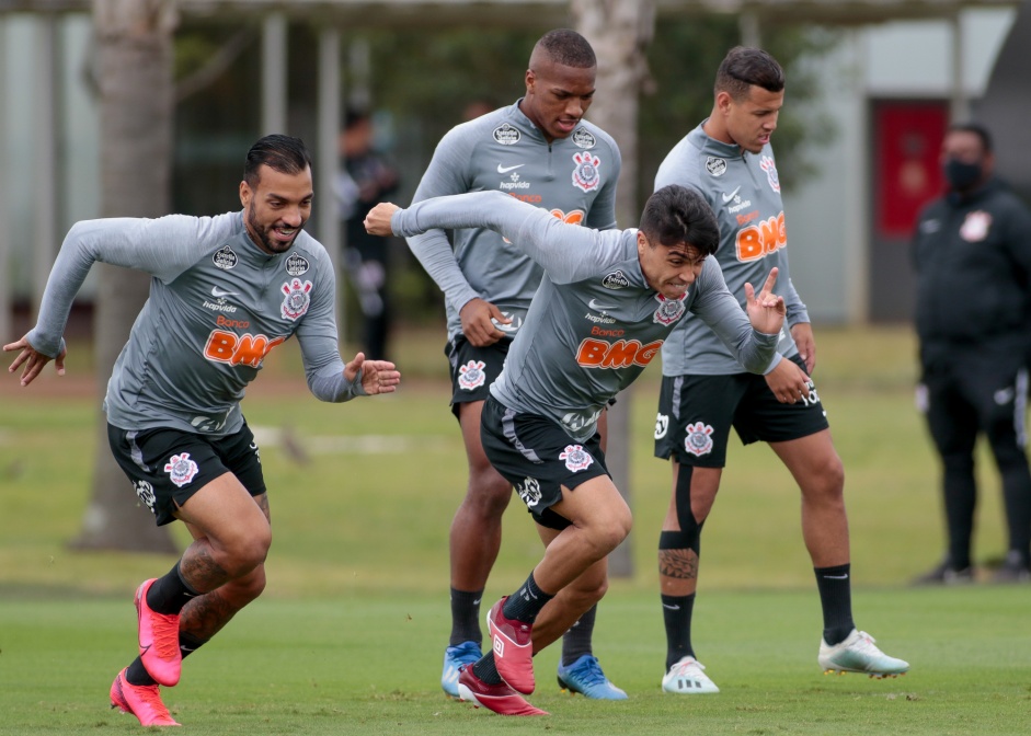 Michel e Fagner no ltimo treino do Corinthians antes do duelo contra o Flamengo