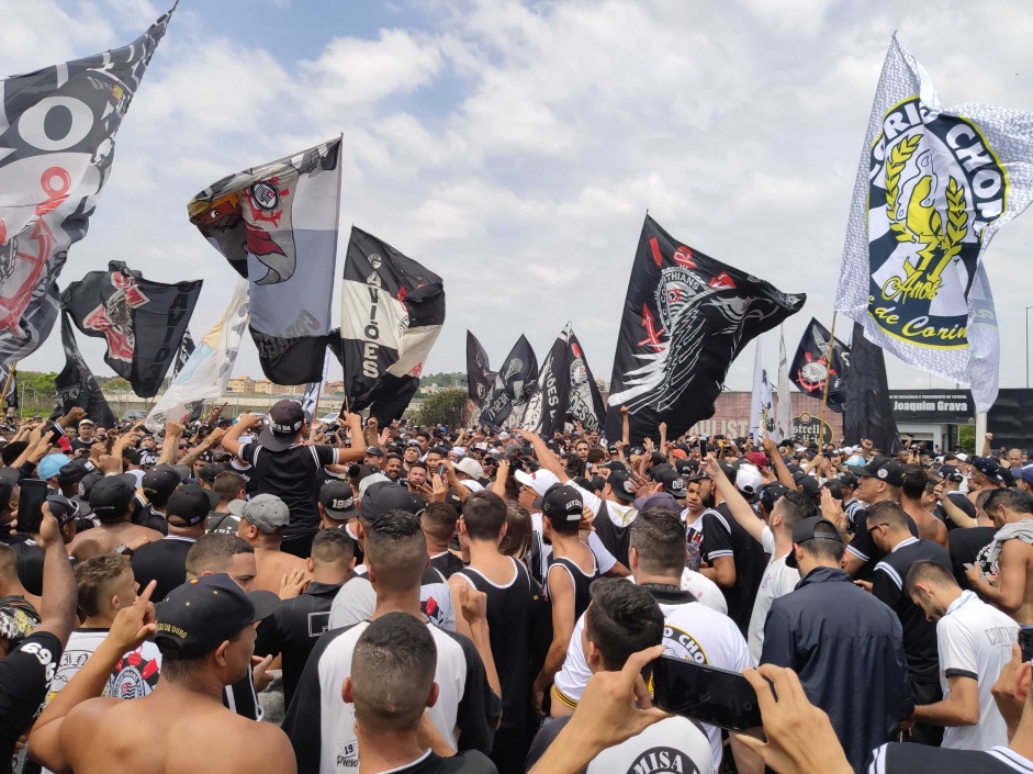 Torcida faz ato de apoio ao Corinthians na porta do CT