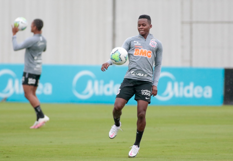 Cazares no primeiro treino do Corinthians depois da goleada para o Flamengo
