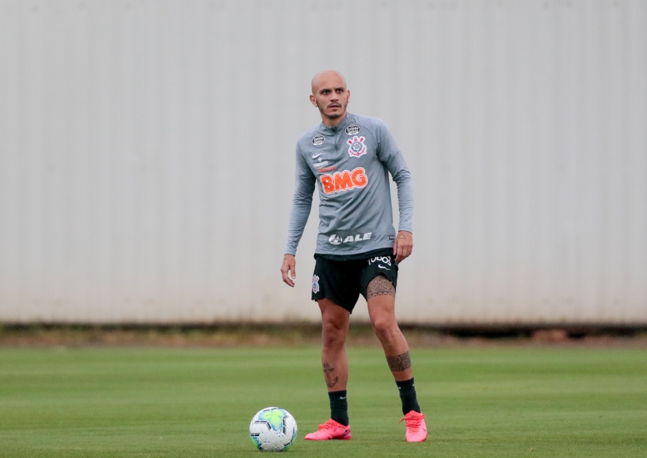 Fábio Santos já treina com elenco do Corinthians