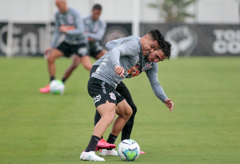 Roni e Gustavo Silva no primeiro treino do Corinthians depois da goleada para o Flamengo