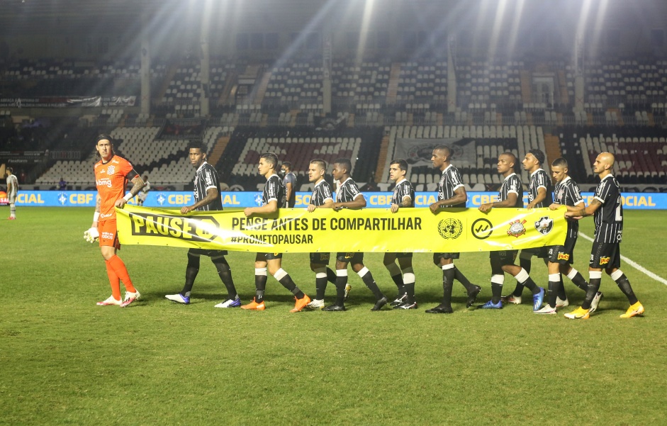 Jogadores do Corinthians entrando em campo na partida contra o Vasco